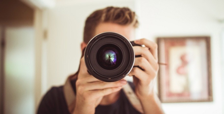 1603970279-pexels-foto-3 hombre tomando fotos con camara